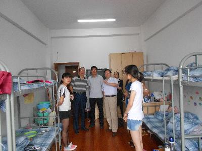 院领导们视察实习生宿舍，了解同学们的住宿及实习情况